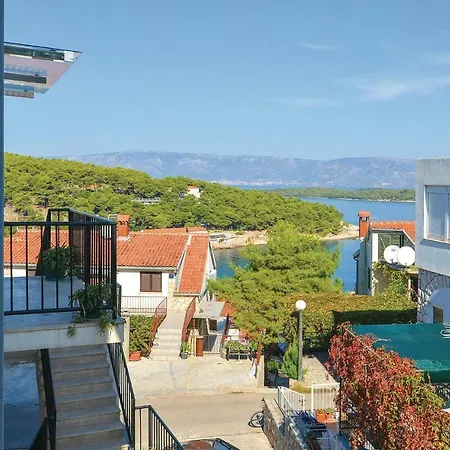 Apartment Three-bedroom In Jelsa *