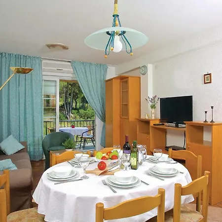 Three-bedroom In Jelsa Apartment