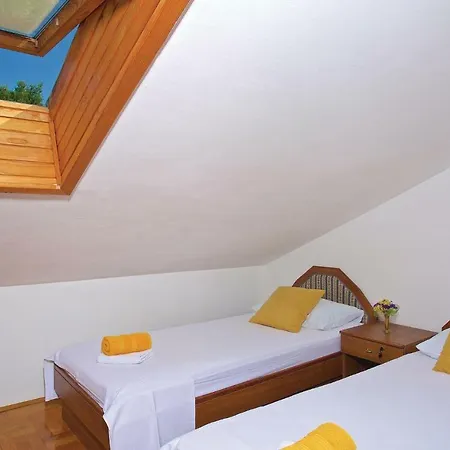 Apartment Three-bedroom In Jelsa *
