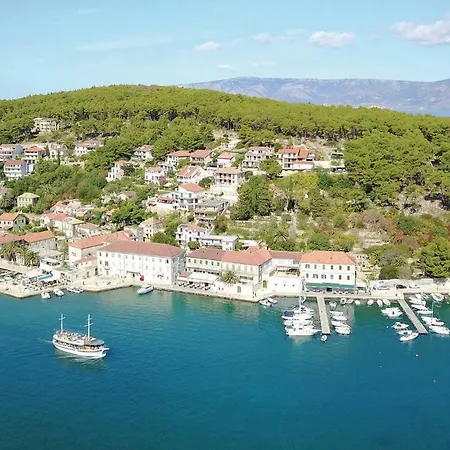 Three-bedroom In Jelsa * Jelsa (Hvar)