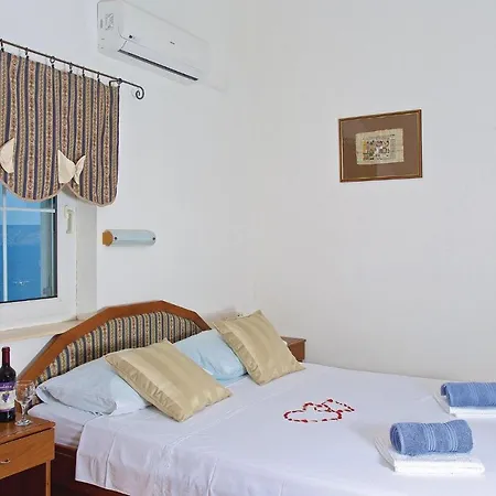 Three-bedroom In Jelsa Apartment *