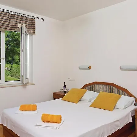 Three-bedroom In Jelsa * Jelsa (Hvar)