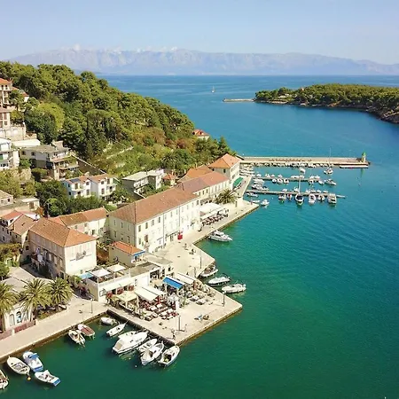 Three-bedroom In Jelsa * Jelsa (Hvar)